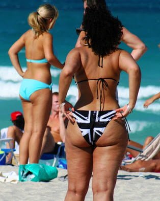 Heißer sexy Milf-Arsch im Bikini am Strand
 #94066559