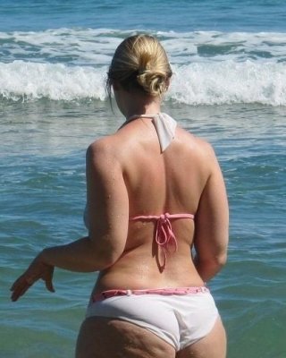 Heißer sexy Milf-Arsch im Bikini am Strand
 #94066567