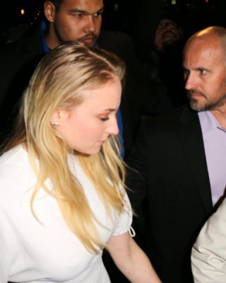 Sophie turner zeigt ihre pokies
 #79632857