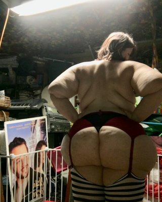 キュートなぽっちゃりほろ酔いランジェリーガール
 #106639354