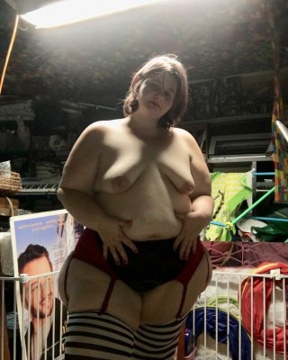 キュートなぽっちゃりほろ酔いランジェリーガール
 #106639355