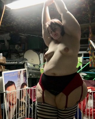 キュートなぽっちゃりほろ酔いランジェリーガール
 #106639356