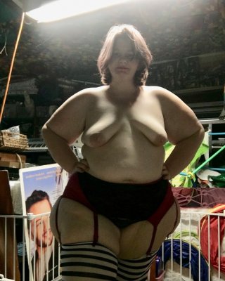 キュートなぽっちゃりほろ酔いランジェリーガール
 #106639364