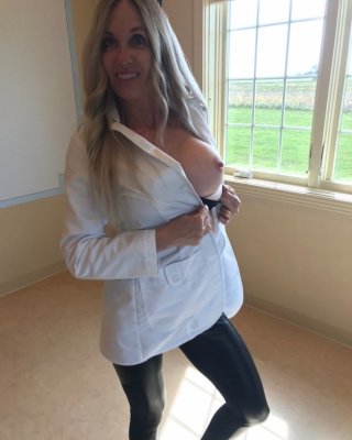 320px x 400px - Fit as fuck blonde MILF with big fake tits Porn Pictures, XXX Photos, Sex  Images #3812594 - PICTOA