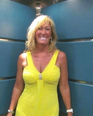 Sexy Huge Tit Very Curvy Tan Lined Mature MILF Perfect Body