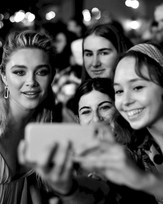 Florence Pugh Cleavage