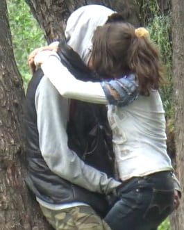 Une brunette se fait doigter sous son jeans moulant #105400987