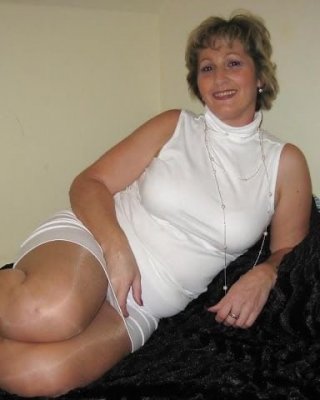 Sexy Milfs und Gilfs tragen Strumpfhosen 3
 #106482057