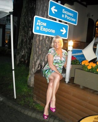 Elegante Blondine nicht nackt gilf
 #89318681