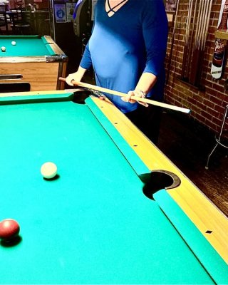 ブラジャーなしのおばあちゃんがプールで遊ぶ
 #94380058