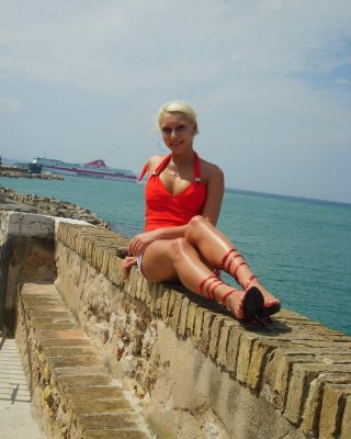 Petite amie blonde aux yeux bleus
 #104523628