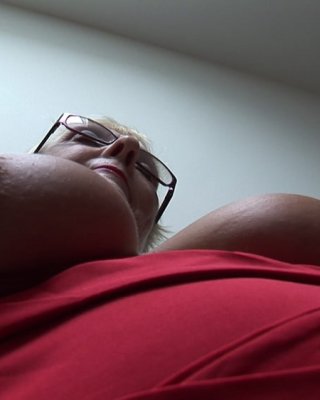 Frau robinson vollbusige reife haarige milf necken in engen Kleid
 #88893988