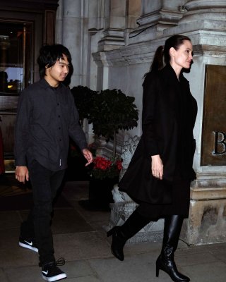 Angelina Jolie Paprazzi Pictures #79502405