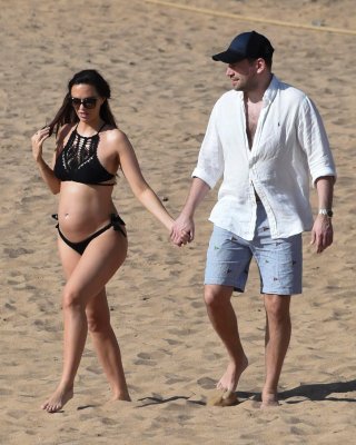 Jennifer metcalfe zeigt ihren schwangeren Bauch
 #79545025